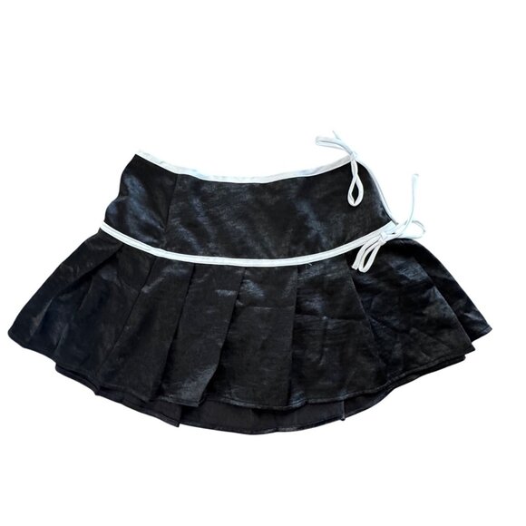 Forever 21 Dresses & Skirts - Forever 21 Pleated Mini Skater Skirt Womens S Black White Accents Polyester